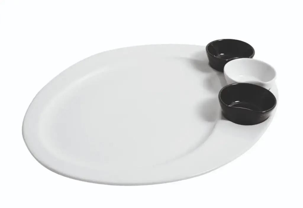 Plato oval con 2 salseras negras y 1 blanca 34x28x2 cm